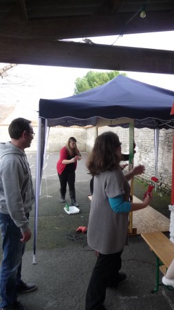 On monte les pergolas... Aurore et Alison du Centre de loisirs, et Frédéric.